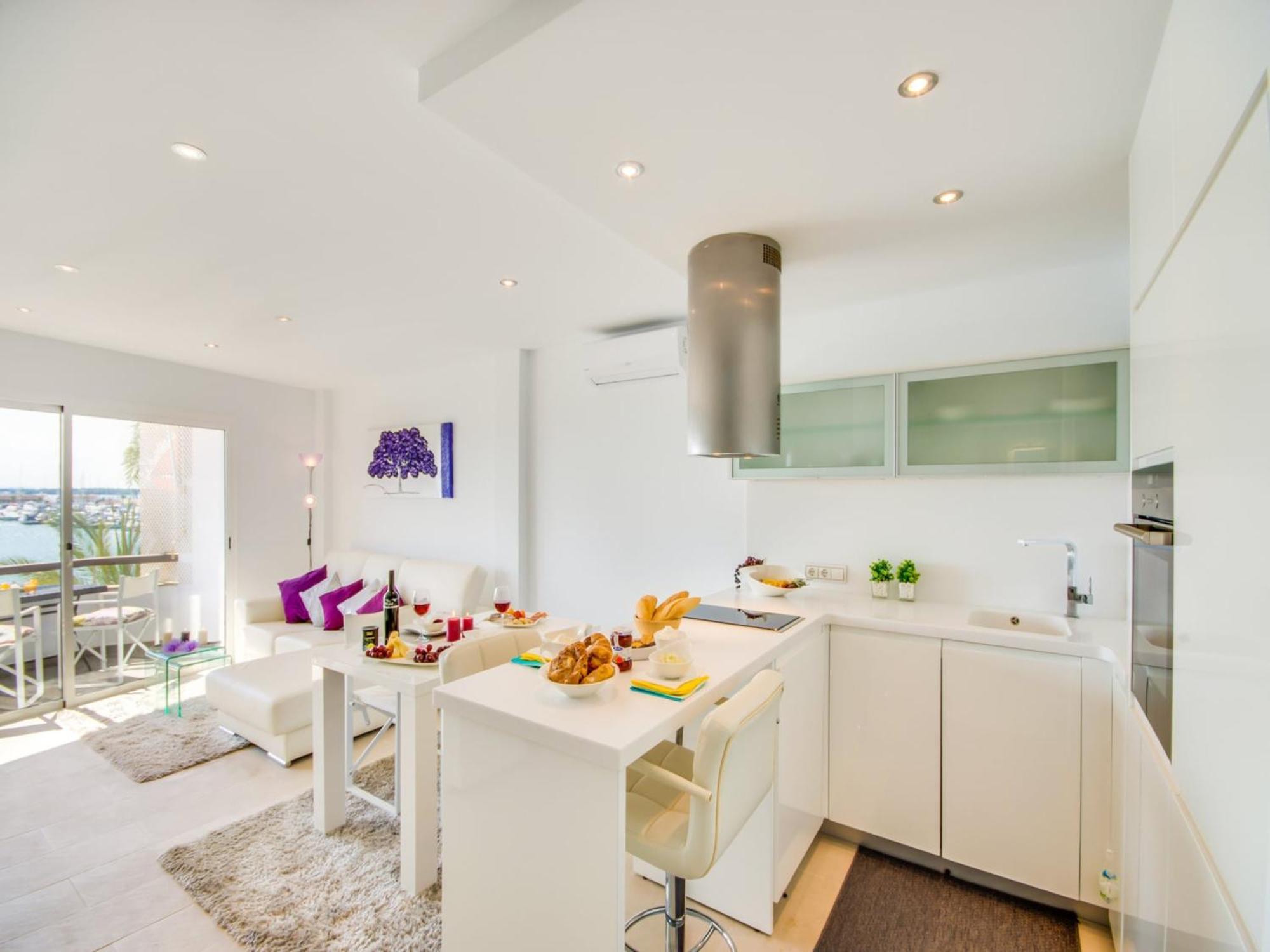 Modernized With Sea Views Apartment